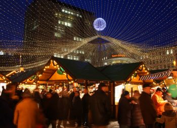 Browsing under a canopy of lights; copyright: EMG - Essen Marketing GmbH / Fotograf: Peter Wieler 