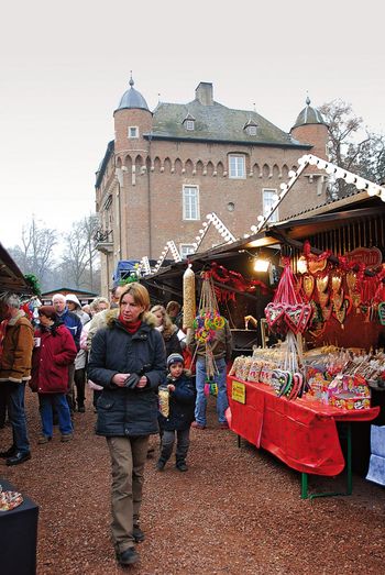Treat yourself to traditional German Christmas goodies; copyright: Rhein-Erft Tourismus e.V. 