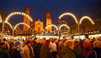 Magical Christmas shopping under twinkling lights; copyright: Marketing Passau Tourismus 