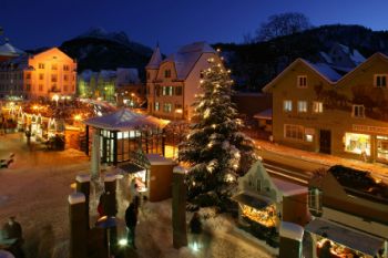 Füssen Christmas market in a festive glow; copyright: Füssen Tourismus und Marketing 