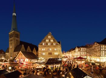 The festive scene at the heart of historical Hamelin; copyright: Hameln Marketing und Tourismus GmbH/Hildebrand 