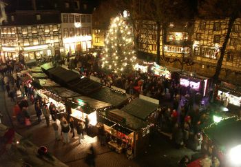 Pretty medieval buildings illuminated for Christmas; copyright: Monschau Touristik GmbH 