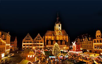 Christmas market around the brightly lit tree; copyright: Tourist- und Tagungsservice Naumburg 