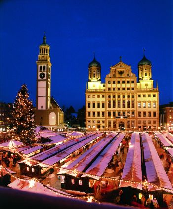 Bustling stalls at Augsburg Christmas market; copyright: Regio Augsburg Tourismus GmbH 