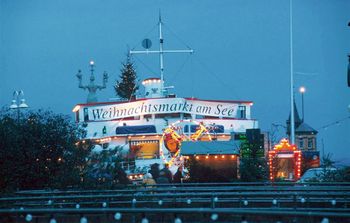 The Christmas boat bathed in a festive glow ; copyright: Tourist-Information Konstanz GmbH 