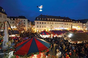Santa and his sleigh look from down on high; copyright: Tourist Information Region Saarbrücken  