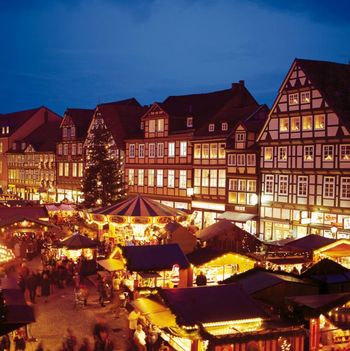Medieval buildings bathed in a festive glow; copyright: Tourismus Region Celle GmbH 