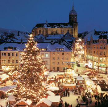 Christmas market under a blanket of snow; copyright: Tourist-Information Annaberg-Buchholz 