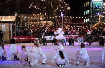 Festive fun on the Sparkasse ice rink; copyright: Stadtmarketing Hamm GmbH 