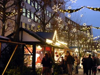 Browsing for delicious Christmas treats; copyright: Minden Marketing GmbH 