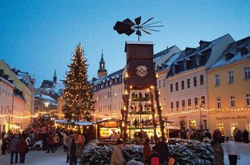 A typical Christmas in the Erzgebirge mountains; copyright: Touristinformation Bergstadt Schneeberg 