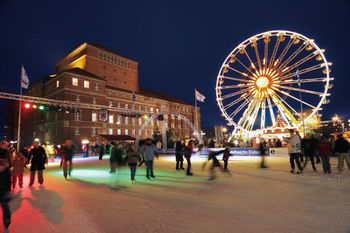 Festive fun on the ice rink; copyright: Tourist Information Kiel/Peter Lühr 