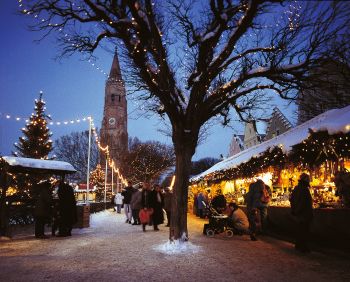 Festively decorated stalls outside the church; copyright: Amt fr Marketing und Tourismus Verkehrsverein Landshut e.V. 