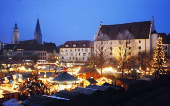 The dazzling Christmas market in Ingolstadt; copyright: Tourist Information Ingolstadt / U. Rössle      