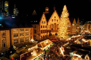 Rmerberg square buzzing with activity; copyright: Tourismus+Congress GmbH Frankfurt am Main 