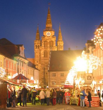 Ansbach's glittering Christmas market around the town hall ; copyright: Stadt Ansbach Öffentlichkeitsarbeit & Marketing 