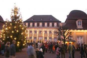 Christmas market in the spa gardens; copyright: Historische Kuranlagen und Goethe-Theater Bad Lauchstädt GmbH 