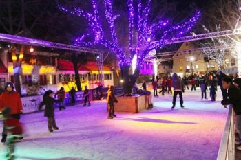 Festive fun on the ice rink; copyright: Foto Mayer 