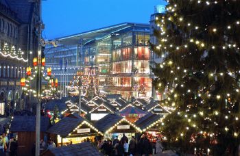 Christmas stalls as far as the eye can see; copyright: Fotograf Peter Zschage 