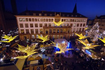 Illuminated stars over the Christmas market; copyright: Wiesbaden Tourist Information 