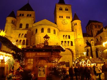 Christmas market in front of the magnificent cathedral ; copyright: Tourist-Information Trier Stadt und Land e.V./Rudek 