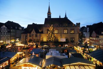 Buzzing festive stalls outside the old town hall; copyright: Gttingen Tourismus, Foto: Theodoro da Silva 