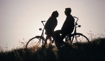 Backlit shot of two cyclists in East Frisia, Germany; copyright: Rainer Kiedrowski