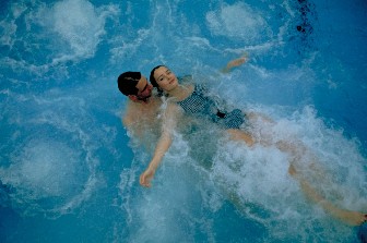 Swimming couple in Bad Salzuflen, Germany; Copyright: GNTO