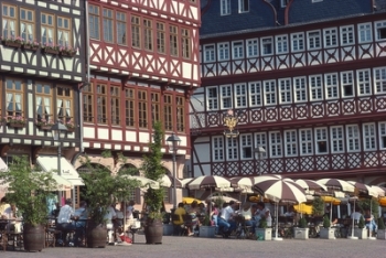 Street Cafe at Römerberg Square in Frankfurt, Copyright GNTO