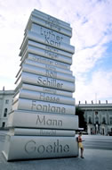 Berlin: young woman leaning against the Book Tower on Bebelplatz square; Copyright Topel Kommunikation GmbH Topel, Dirk