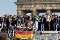 In front of the Brandenburg gate at the fall of the Wall, Copyright mauritius images / imagebroker