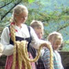 Kassel's Fary Tale Road: rapunzel with children at Trendelburg - Kassel Tourist GmbH