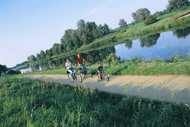 Family tour along the river bank. Photo_Katja Bruns