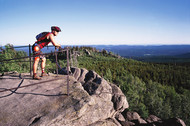 Cyclist at a viewpoint enjoying the mountain scenery of the Harz ? Photo: Harzer Verkehrsverband e.V