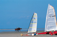 Sand yachting and horse riding on the beach - Photo: Tourismus Marketing Niedersachsen GmbH